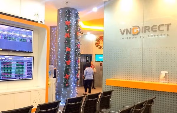 Nhà đầu tư đứng ngồi không yên vì VNDirect giao dịch chợp chờn 