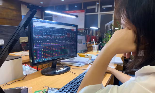 Cổ phiếu lớn đột ngột giảm sâu, chứng khoán chốt tháng 7 trong sắc đỏ