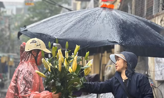 Hà Nội: Trời mưa không ngớt, thị trường rằm tháng Giêng đìu hiu