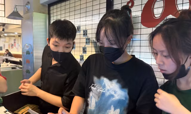 Chợ xưa, hóa đơn mới: Tiểu thương tập quen bấm máy thay ghi tay