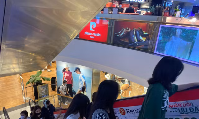 Hà Nội đường phố vắng, trung tâm thương mại người dân chen chân 