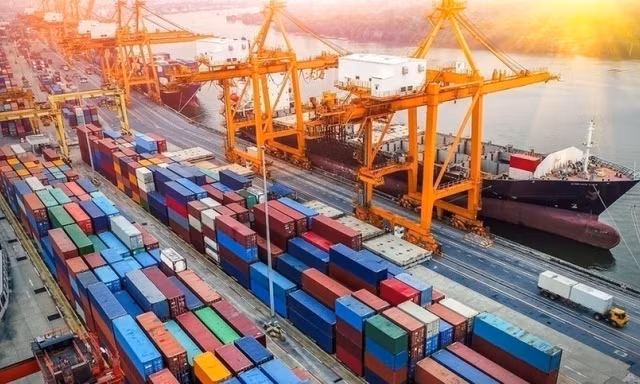  Việt Nam xuất siêu đạt hơn 12 tỷ USD