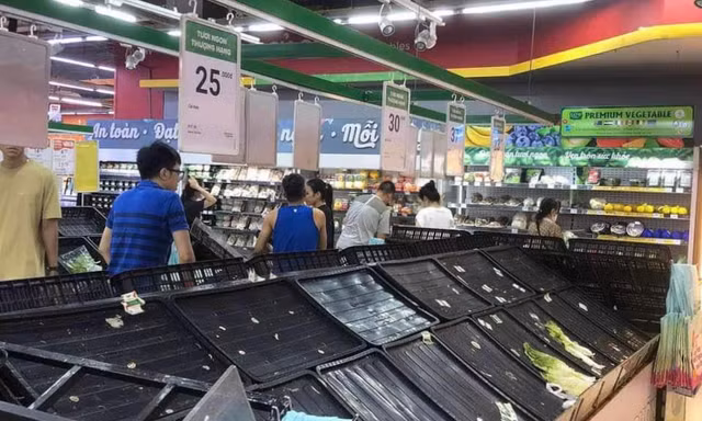 Hà Nội: Rau, thịt vừa lên kệ đã hết hàng