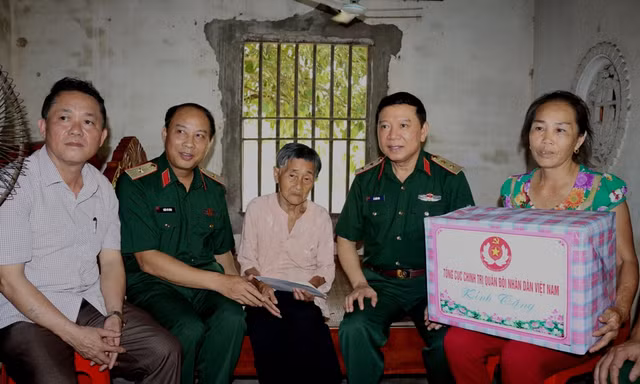 Tổng cục Chính trị QĐND tri ân Mẹ Việt Nam anh hùng tại Nghệ An