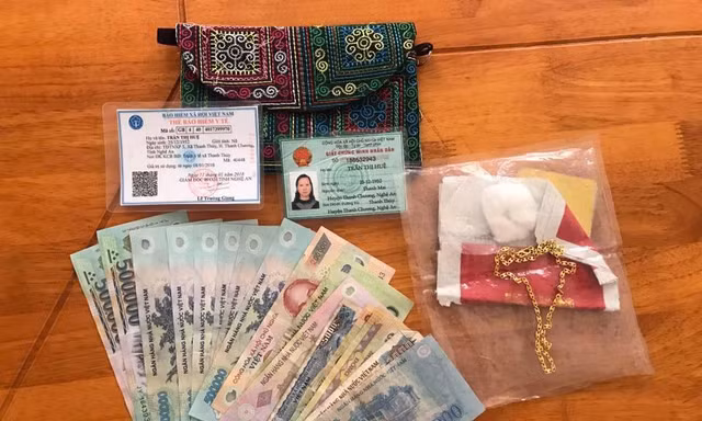 Đại úy Công an trả lại tiền và dây chuyền vàng cho người đánh rơi
