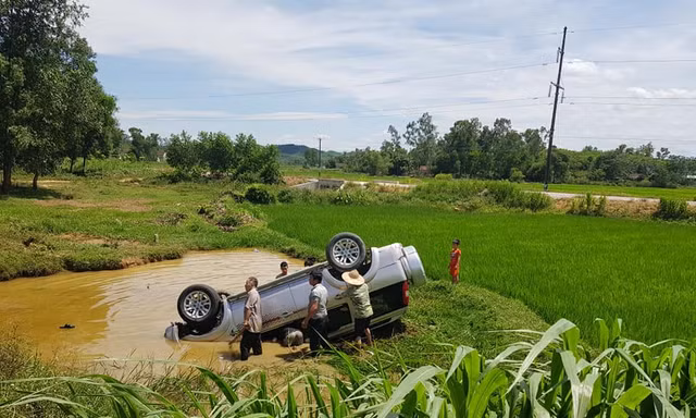 Xe 7 chỗ lao xuống hố sâu khiến 6 người thương vong