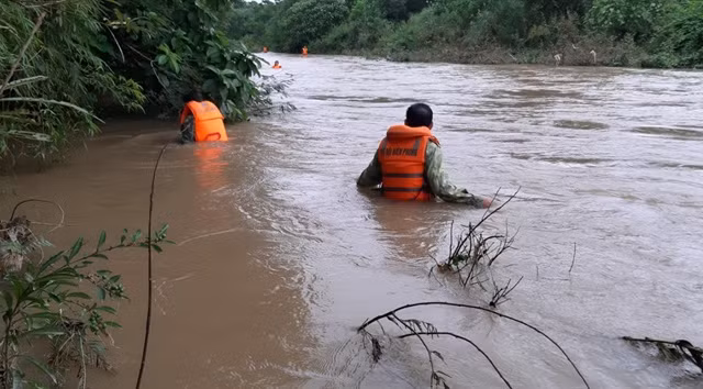 Tìm kiếm người đàn ông bị nước lũ cuốn trôi khi đi qua đập tràn