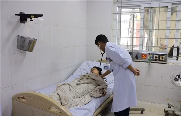 Đốt than sưởi ấm, hai mẹ con bất tỉnh