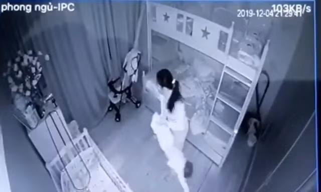 Tạm giữ nữ giúp việc cầm chân dốc ngược, quăng vứt bé một tuổi