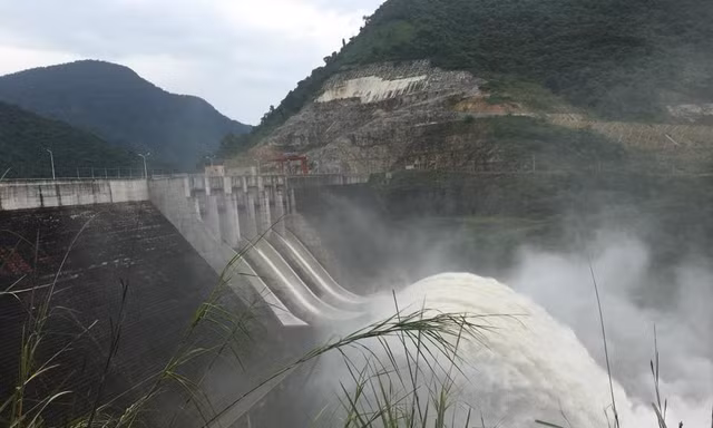 Có hệ thống thủy điện dày đặc, 15 nghìn hộ dân vẫn 'khát' điện 