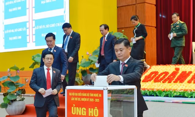 Đại biểu Đại hội Đảng bộ tỉnh Nghệ An quyên góp ủng hộ người dân miền Trung