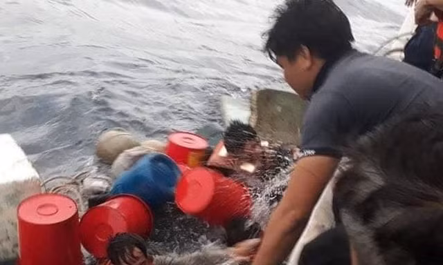 Tàu cá bị chìm, 6 thuyền viên kết thùng nhựa làm bè lênh đênh trên biển