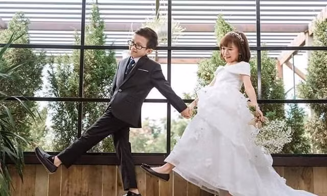 Đám cưới của cặp vợ chồng 'tí hon' khiến nhiều người xúc động