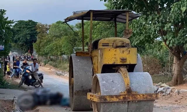 Nữ công nhân bị xe lu cán tử vong tại công trường