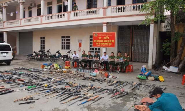 Tiêu hủy hàng trăm khẩu súng tự chế