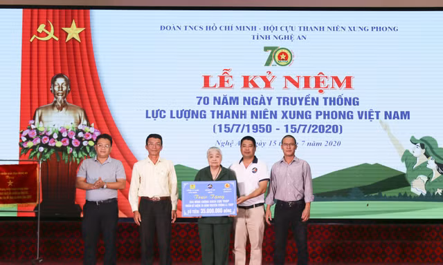 Nhà tài trợ, báo Tiền Phong trao quà cho cựu TNXP Nghệ An ngày truyền thống