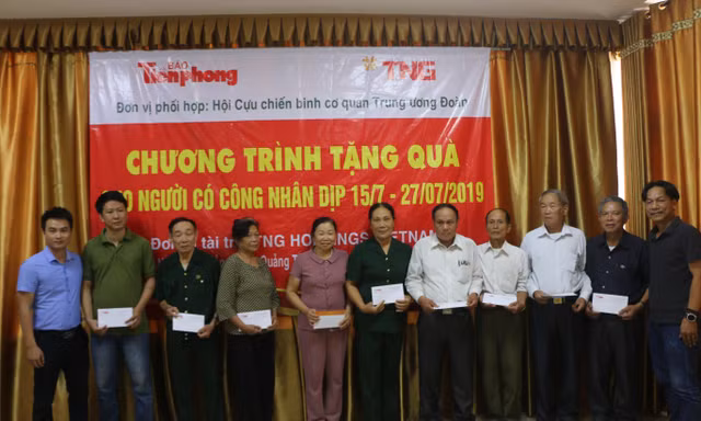 TNG Holdings Vietnam trao quà cho cựu TNXP Nghệ An