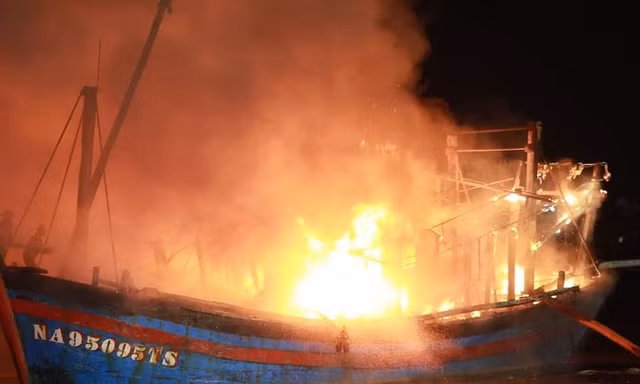 Bốn tàu cá bị lửa thiêu rụi: Ngư dân ngấn nước mắt lâm vào cảnh trắng tay