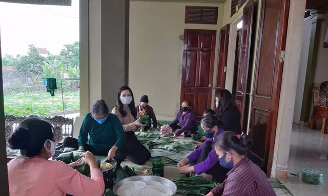 Người dân thâu đêm đỏ lửa luộc bánh chưng gửi vào khu cách ly tập trung
