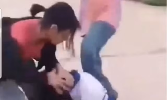 Xôn xao clip nhóm nữ sinh hành hung bạn trên đường