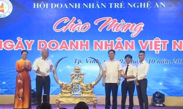 Thực hư đấu giá cặp sừng bò nghi là ‘động vật hoang dã’