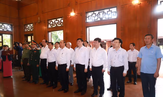 Thủ tướng Nguyễn Xuân Phúc làm việc với tỉnh Nghệ An và Quân khu 4