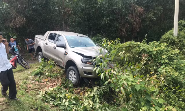 Xe máy đối đầu với ô tô bán tải, hai vợ chồng tử vong tại chỗ