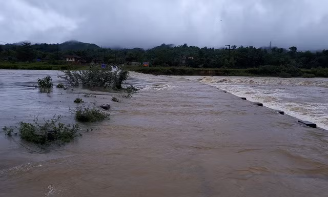 Nghệ An mưa lớn khiến giao thông chia cắt, cô lập nhiều bản làng