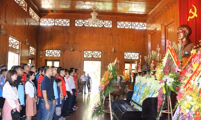 Hơn 300 nhà báo dâng hoa, dâng hương tại khu di tích Kim Liên