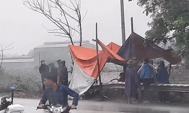 Truy tìm tài xế ô tô đâm người phụ nữ đi xe đạp tử vong rồi bỏ trốn