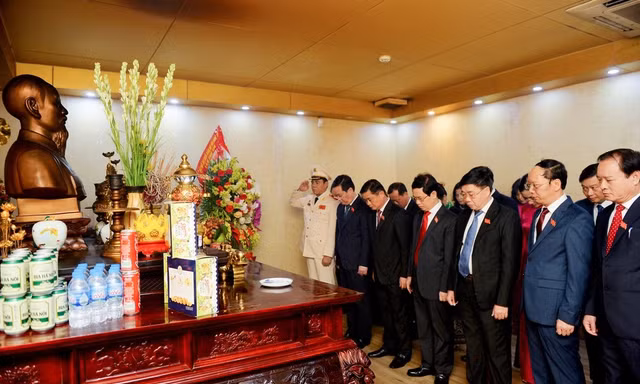 Đại biểu Đại hội Đảng bộ Nghệ An lần thứ XIX báo công với Bác ở Quảng trường Hồ Chí Minh