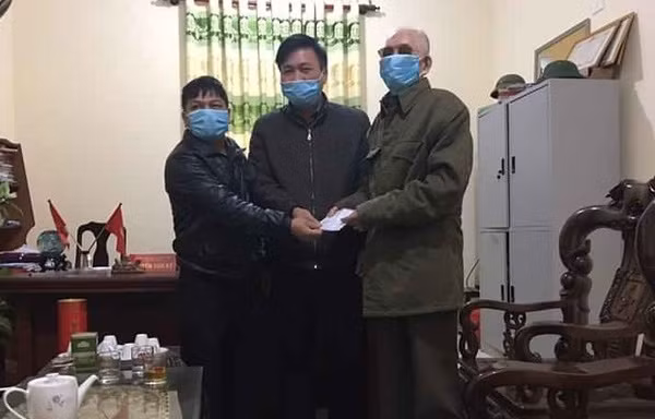 Cựu chiến binh bị mù 2 mắt nhờ hàng xóm chở đi ủng hộ chống dịch