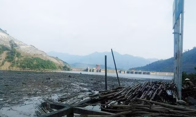 Thủy điện 'bác' công văn của sở, rác thải vẫn ứ đọng lòng hồ Bản Vẽ
