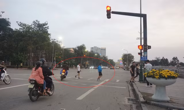 Biển báo 'Đèn đỏ được phép đi thẳng' lộ nhiều bất cập