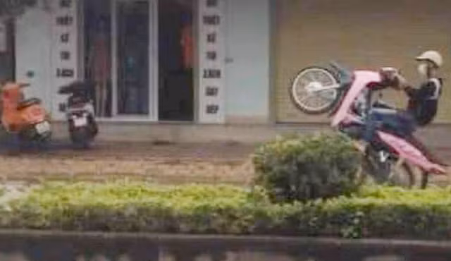 2 thiếu niên khoe 'chiến tích' bốc đầu, lạng lách giữa phố lên mạng xã hội 