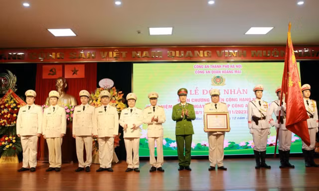Công an quận Hoàng Mai đón nhận Huân chương Chiến công hạng Nhì