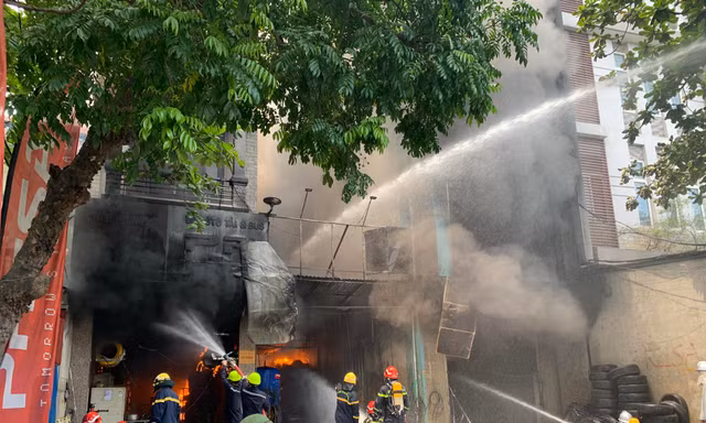 Cháy lớn tại cửa hàng sửa chữa lốp ô tô, khói đen bốc cao hàng chục mét