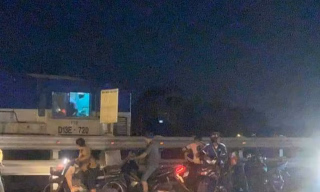 Tàu hỏa đâm trúng xe máy qua đường ngang, 1 người tử vong