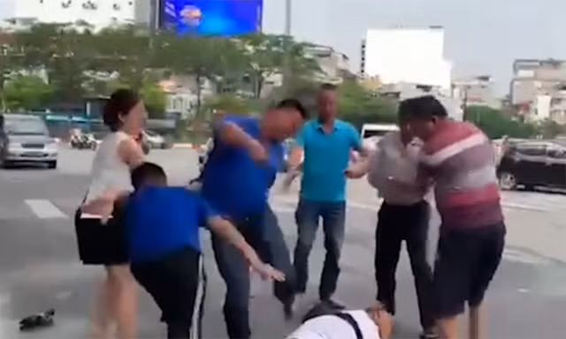 Bàn giao hai đối tượng hành hung phóng viên khi tác nghiệp