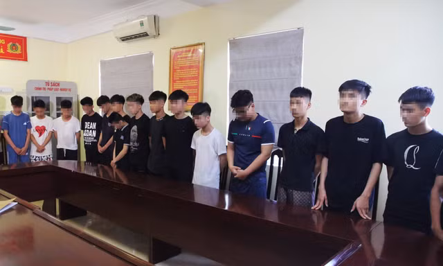 Tạm giữ 20 thanh thiếu niên mang theo dao kiếm chém người đi đường 