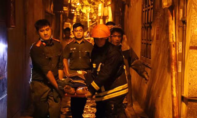 Bí thư Đinh Tiến Dũng thăm hỏi, chia sẻ với các nạn nhân vụ hỏa hoạn