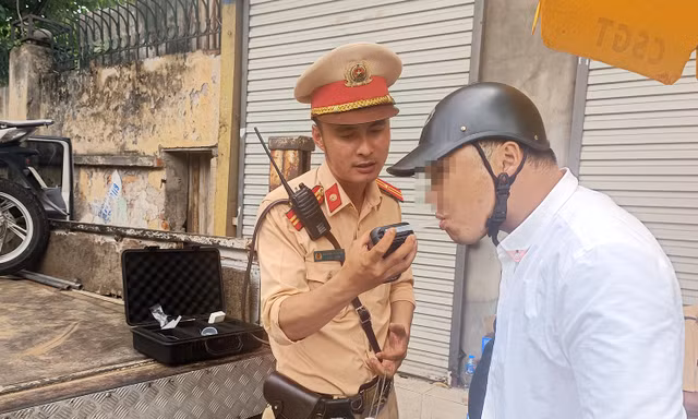 Nắng nóng, hàng loạt tài xế bị xử phạt vì uống bia giải khát 