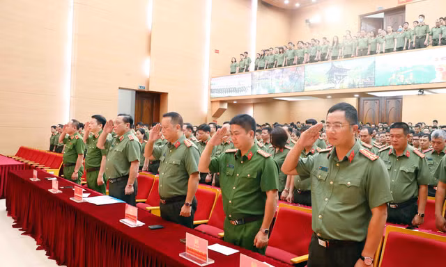 Công an Hà Nội tưởng niệm các nạn nhân tử vong trong vụ cháy chung cư mini