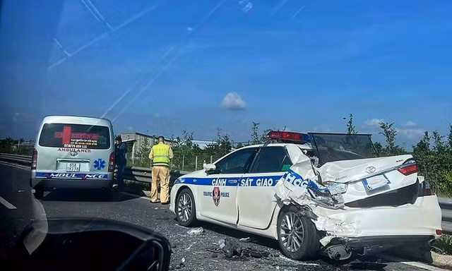 Clip xe cứu thương tông vào xe CSGT đang làm nhiệm vụ trên cao tốc