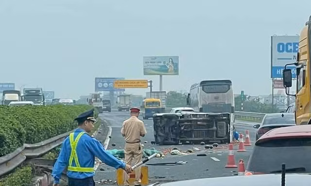 Ô tô tải lật chắn ngang cao tốc Pháp Vân - Cầu Giẽ sau va chạm giao thông