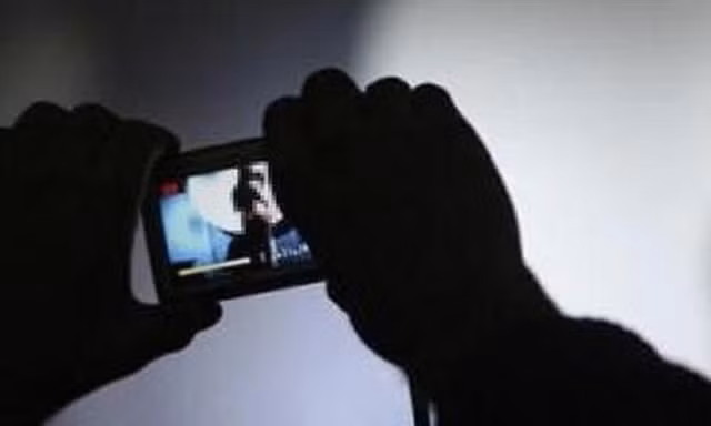 Dàn kịch để tống tiền bạn thân bằng clip ‘nóng’
