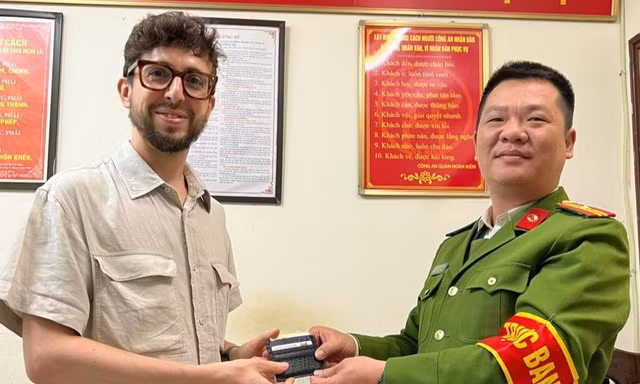 Du khách nước ngoài bất ngờ nhận lại tài sản đánh rơi