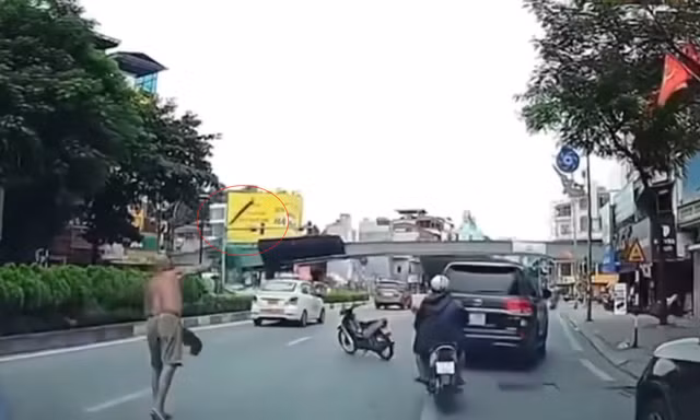 Triệu tập người đàn ông ném dao vào ô tô Land Cruiser