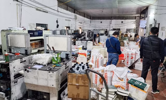 Bắt nhóm người làm giả 100 tấn sách, tiêu thụ 600 quyển/ngày