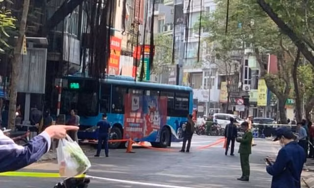 Xe buýt đâm vào quán ăn, hai người bị thương nặng